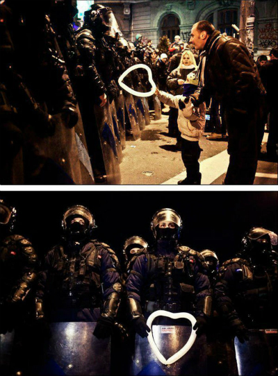 Cậu bé tặng bóng bay hình trái tim cho lực lượng cảnh sát chống bạo động trong một cuộc biểu tình.