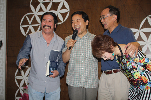Khoảnh khắc hạnh phúc của vợ chồng Ái Vân (phải) bên bạn bè tại buổi hội ngộ ở Hà Nội vào tháng 5.