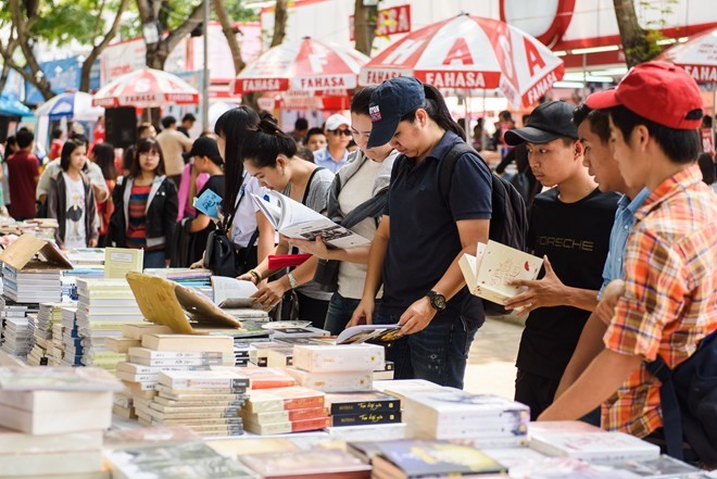 Trong những năm qua, nhiều hội chợ sách đã được tổ chức quy mô, đáp ứng nhu cầu đọc của người dân. Ảnh: Bá Ngọc. 