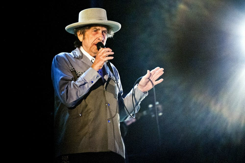 Bob Dylan được mệnh danh là "lãng tử du ca" hát về đấu tranh nhân quyền và phản chiến.