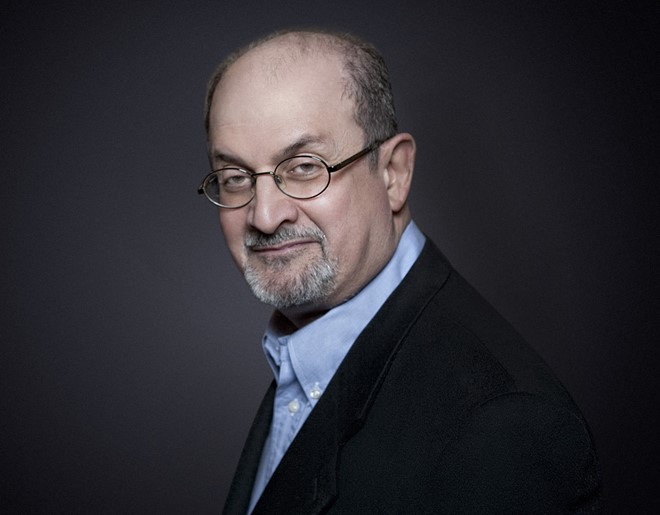 Nhà văn Salman Rushdie. Ảnh: The Guardian